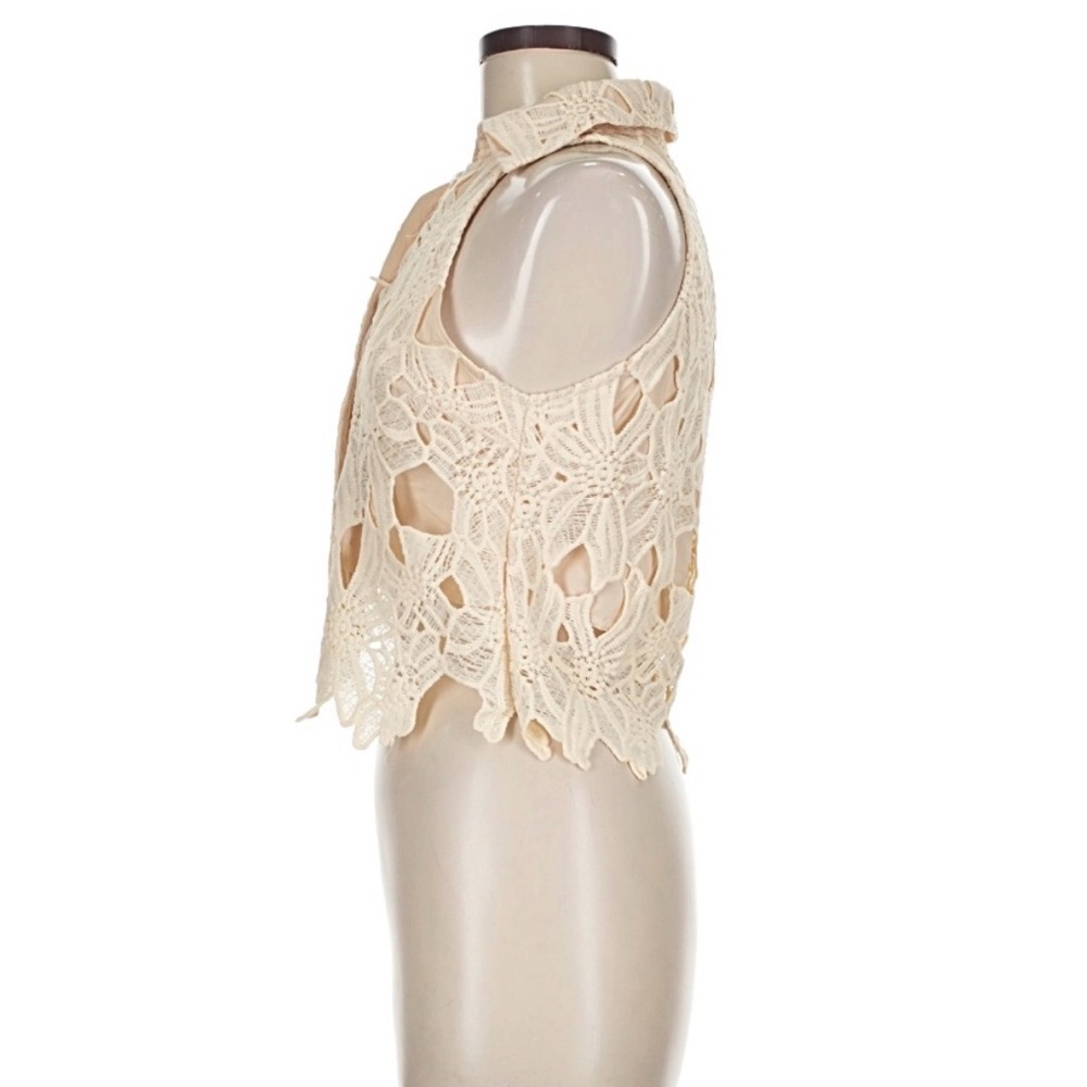 Button-Up Lace Tank - Picture 2 of 5